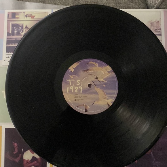 T-Swift 1989 - Picture 3 of 5